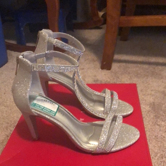 Size 6.5 dressy silver heels - Picture 4 of 5